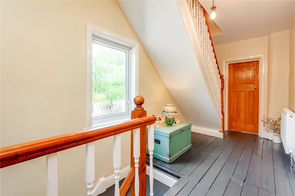 4 bedroom semidetached house for sale in Forest Road, Cuddington