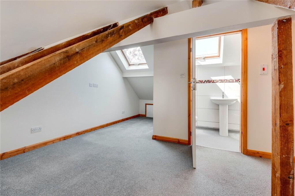 4 bedroom semidetached house for sale in Forest Road, Cuddington