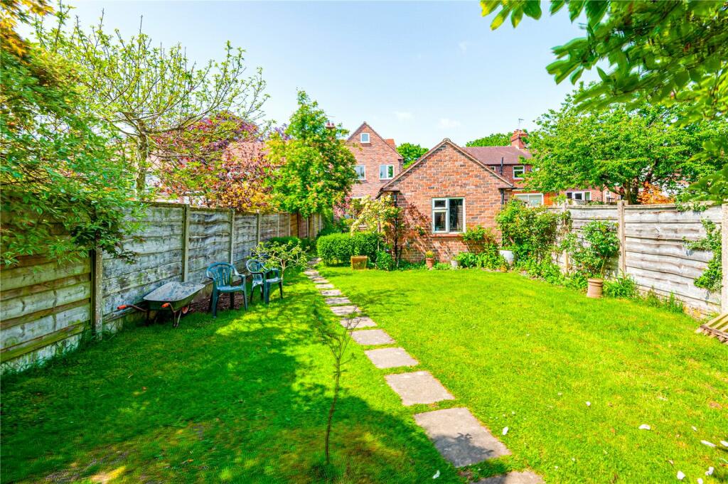 4 bedroom semidetached house for sale in Forest Road, Cuddington