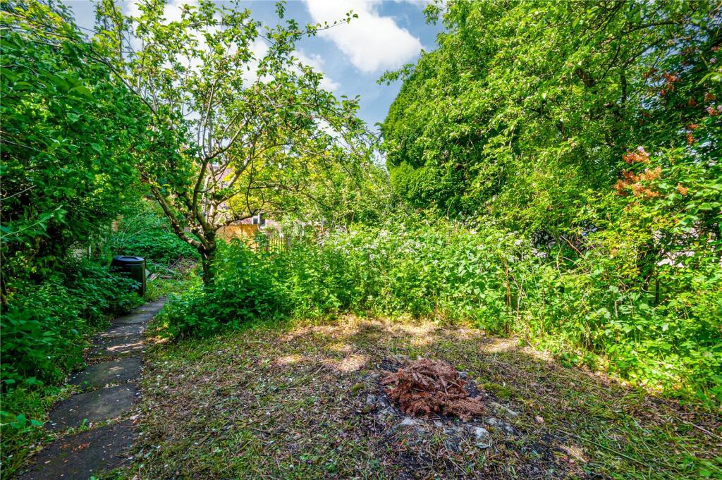 4 bedroom semidetached house for sale in Forest Road, Cuddington