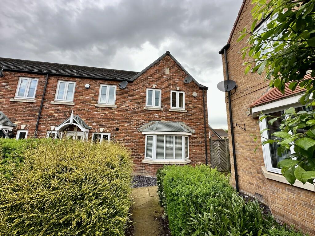 3 bedroom end of terrace house for sale in Mallard Chase, Hatfield
