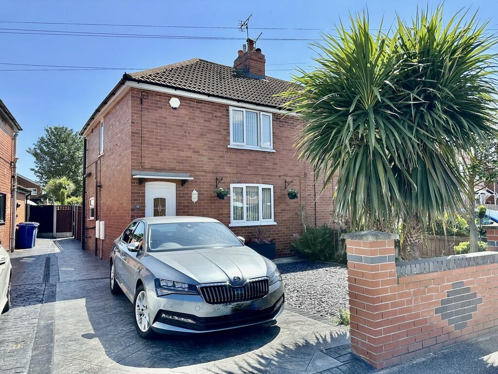 2 bedroom semidetached house for sale in Crookesbroom Lane, Hatfield