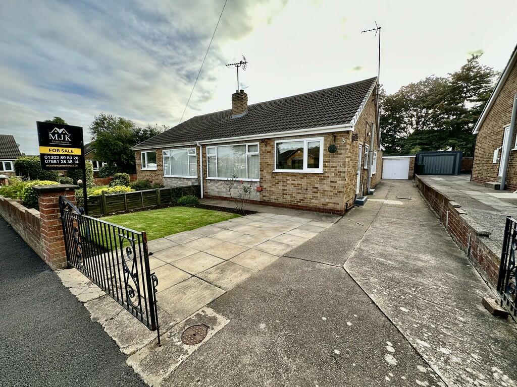 3 bedroom semidetached bungalow for sale in Woodford Road, Barnby Dun