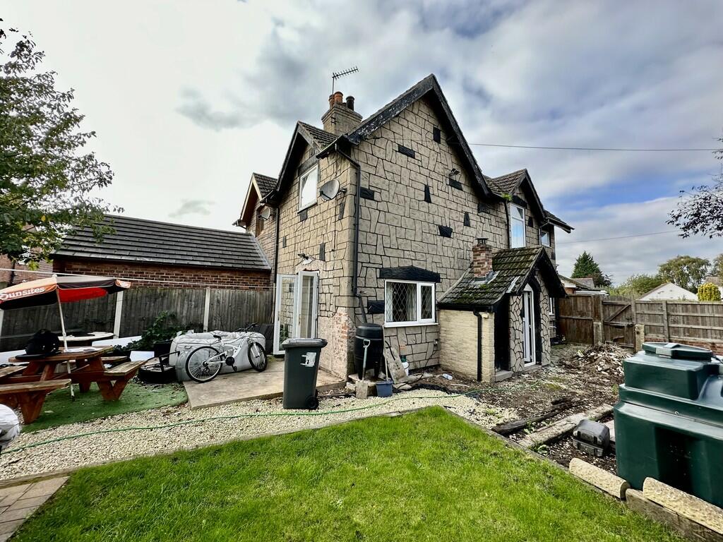2 bedroom cottage for sale in Low Lane, Braithwaite, Doncaster, DN7