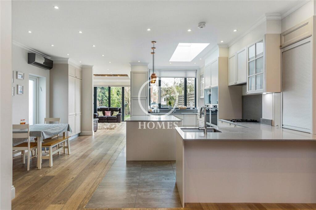 5 bedroom semidetached house for sale in Holders Hill Crescent, London, NW4