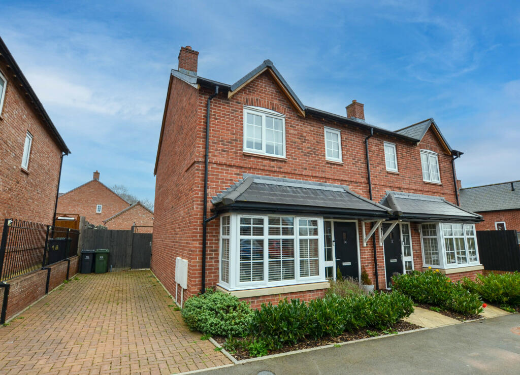 3 bedroom semi-detached house for sale in Rushwick, Worcester, WR2