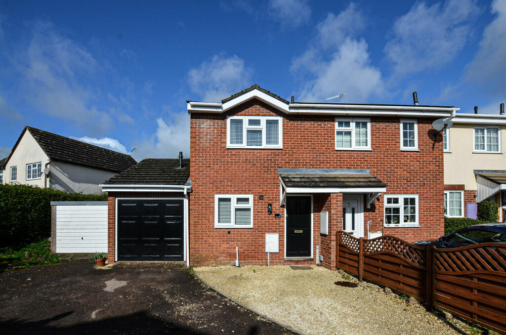 2 bedroom end of terrace house for sale in St Peters, Worcester, WR5