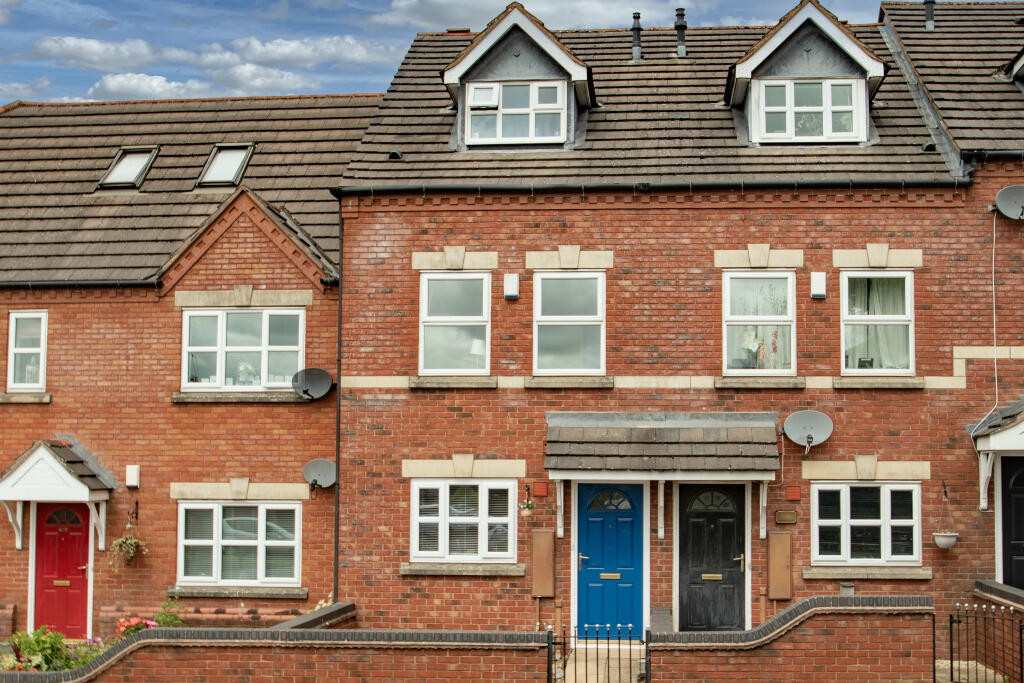 3 bedroom terraced house for sale in Hagley Road, Halesowen, West