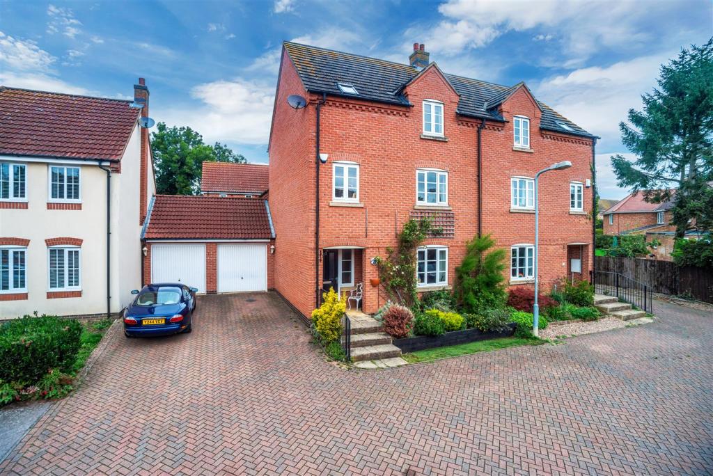 4 bedroom semidetached house for sale in Frost Court, Great Doddington