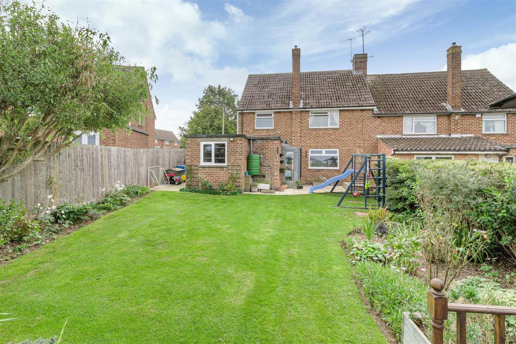 3 bedroom semidetached house for sale in Stockwell Road, Milton Malsor