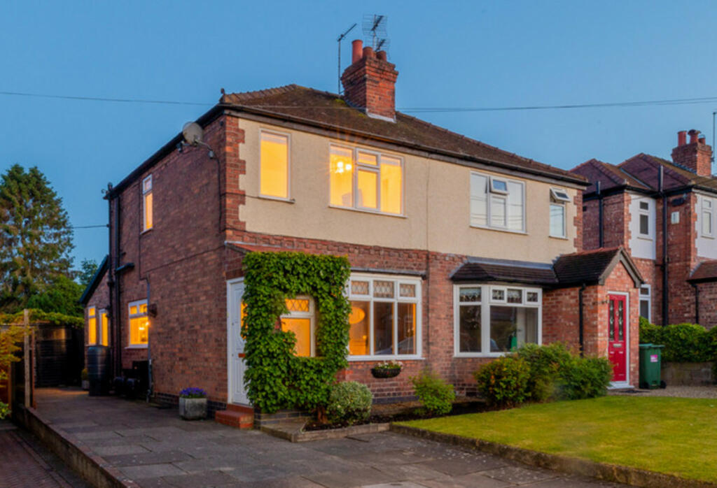 2 bedroom semidetached house for sale in Modernised home in centre of