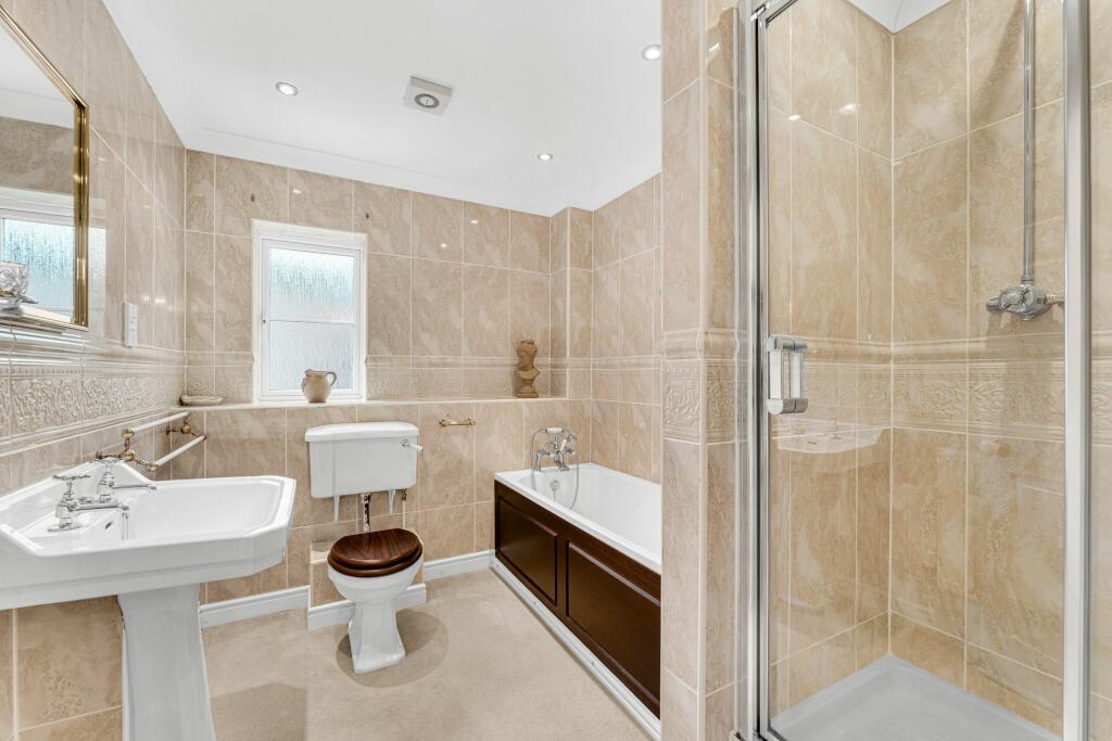 Additional property image - Spacious, 5 Bedroom home near the Whitegate Way