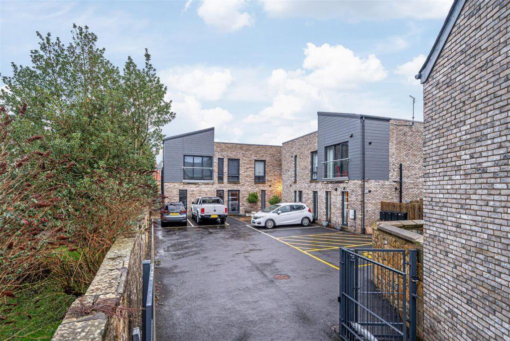 Main image of property: 10D High Street, Kinross, KY13 8AW