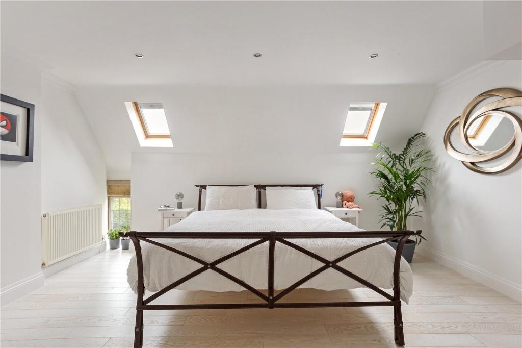 3 bedroom terraced house for sale in Oldfield Road, Altrincham