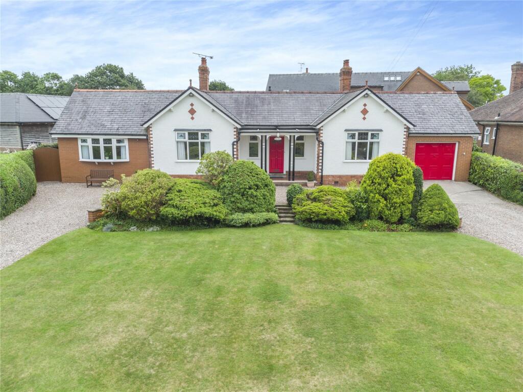 3 bedroom bungalow for sale in Bradwall Road, Sandbach, Cheshire, CW11
