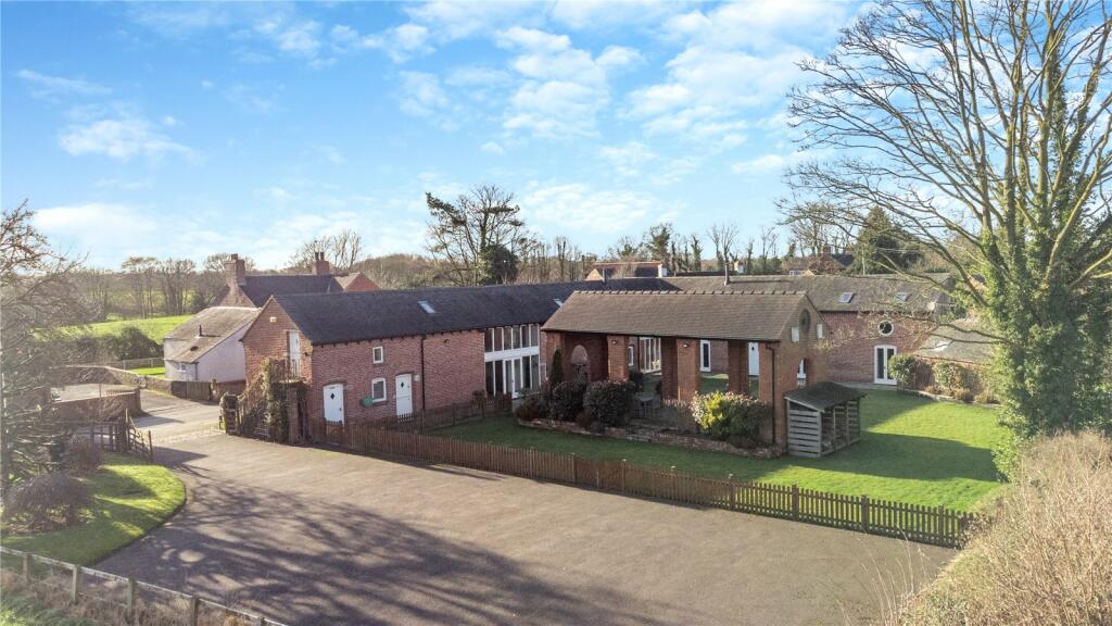 5 bedroom detached house for sale in Brookhouse Green, Smallwood