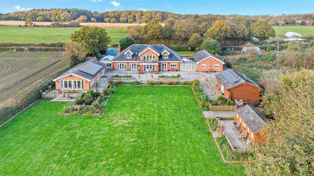 7 bedroom detached house for sale in Swineyard Lane, High Legh