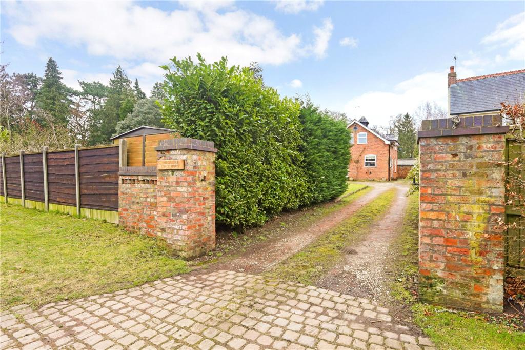 4 bedroom detached house for sale in Parkfield Road, Knutsford