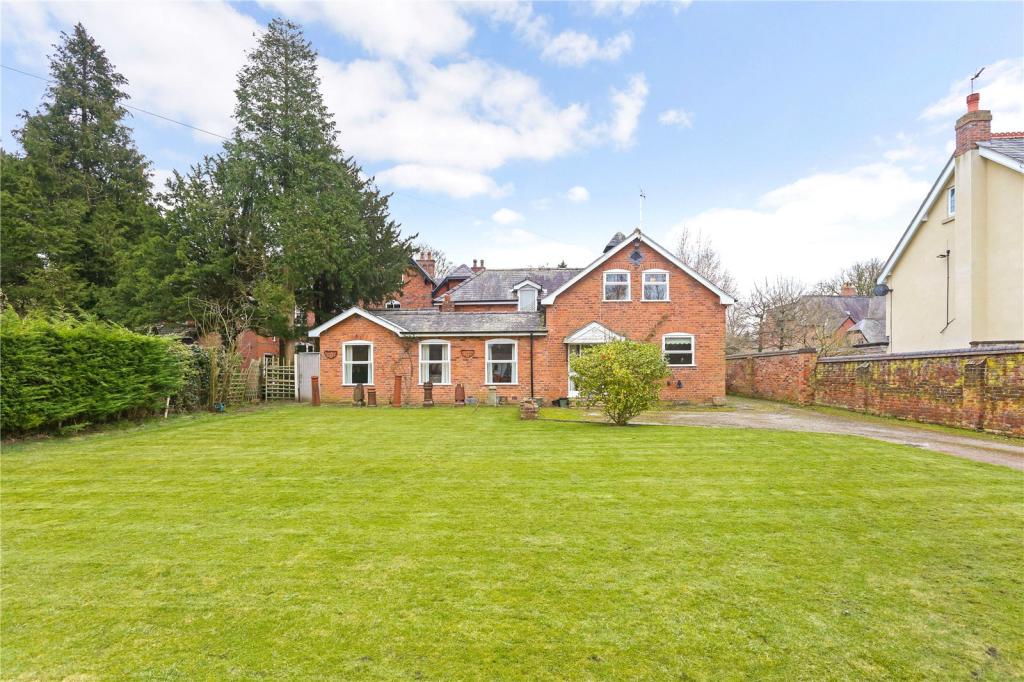 4 bedroom detached house for sale in Parkfield Road, Knutsford