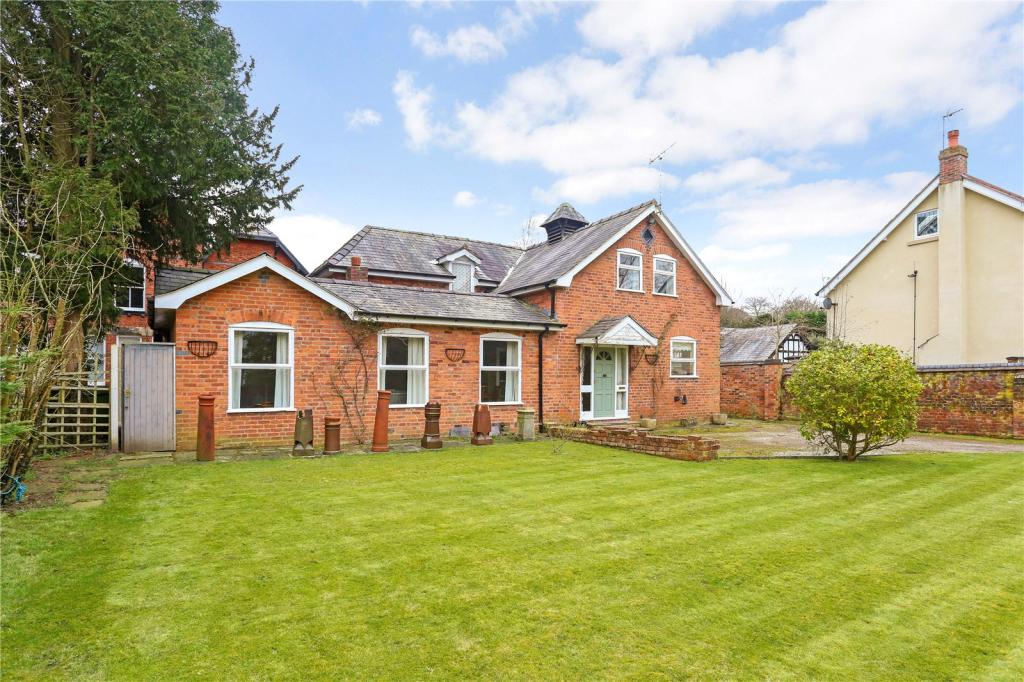 4 bedroom detached house for sale in Parkfield Road, Knutsford