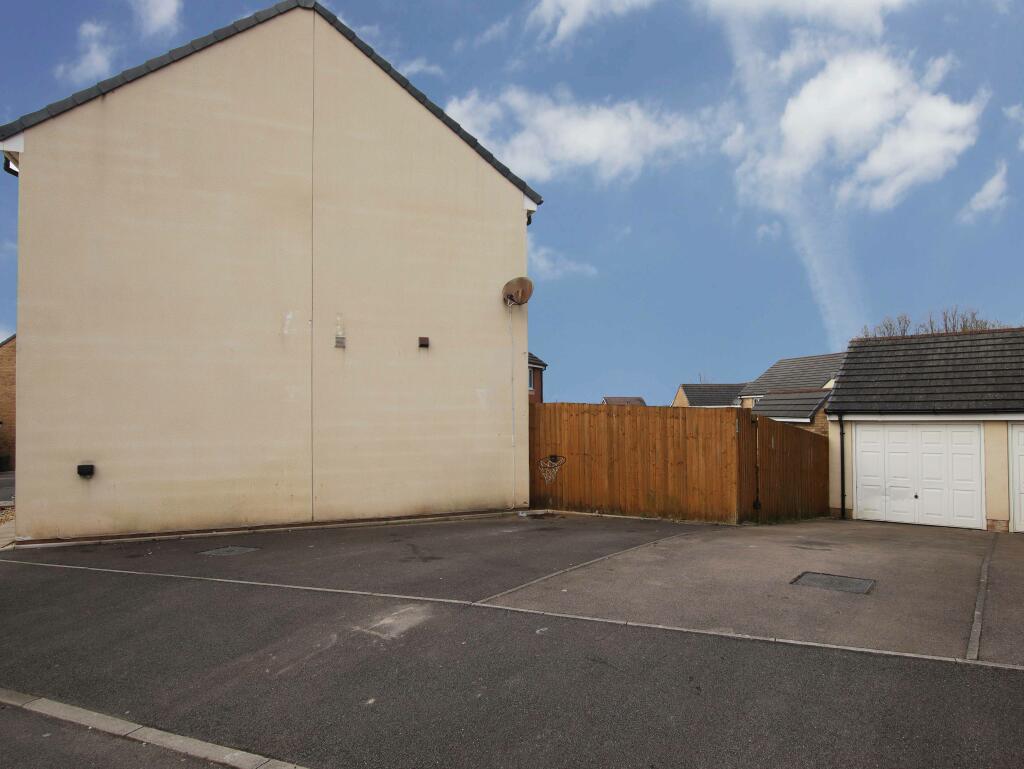 4 bedroom detached house for sale in Lonydd Glas, Llanharan, CF72 9FZ, CF72