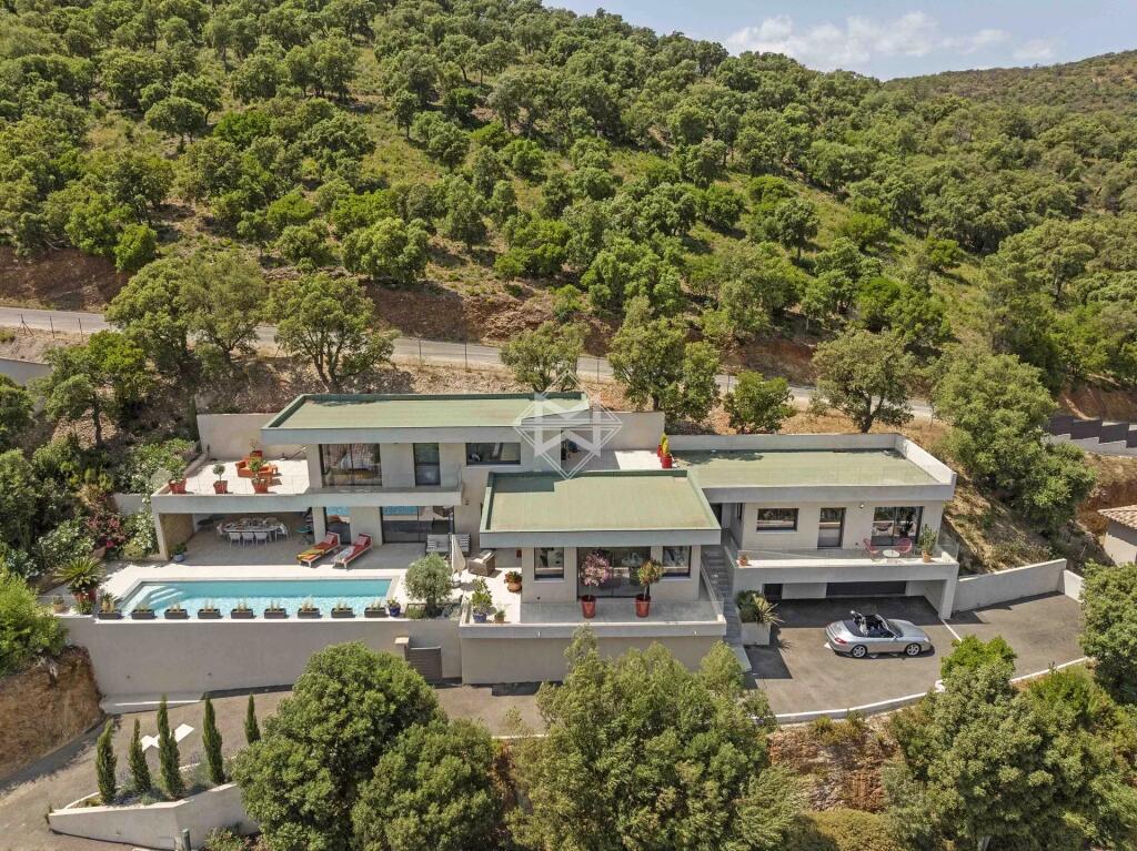 Main image of property: Provence-Alps-Cote d`Azur, Var, La Londe-les-Maures