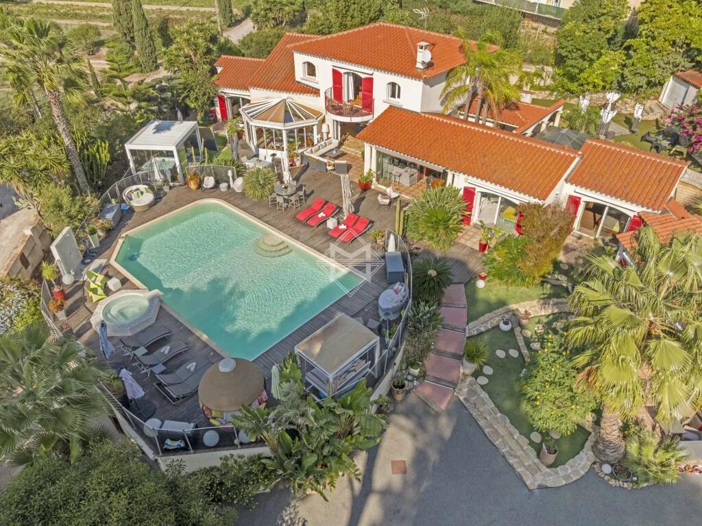 Main image of property: Provence-Alps-Cote d`Azur, Var, Carqueiranne