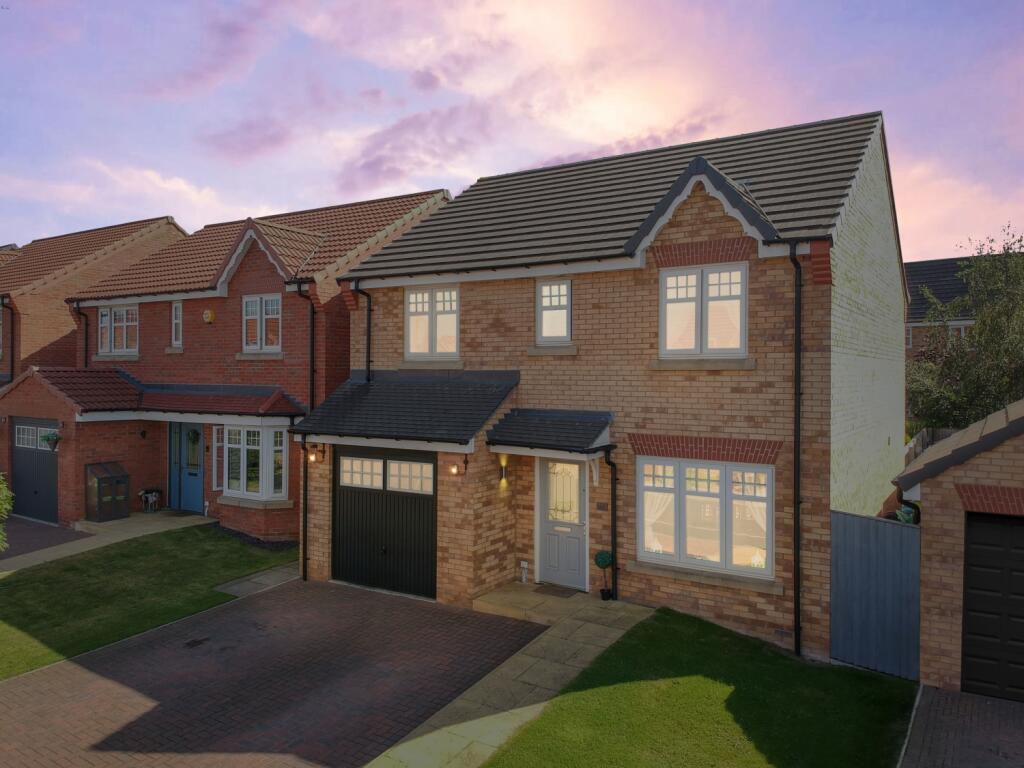 4 bedroom detached house for sale in Bedford Farm Court, Crofton