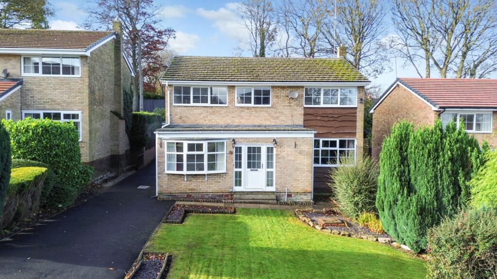 4 bedroom detached house for sale in Cheviot Way, Mirfield, West