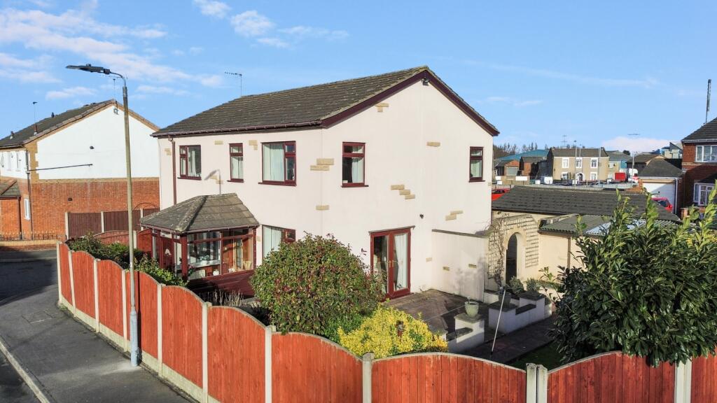 4 bedroom detached house for sale in Weeland Road, Knottingley, West