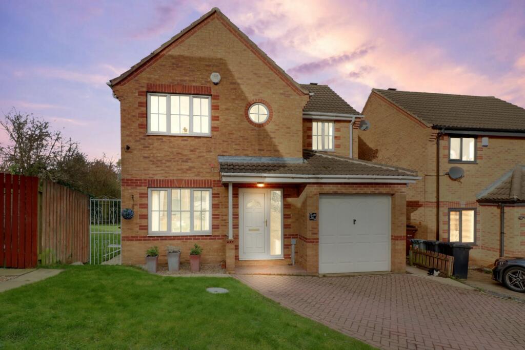 4 bedroom detached house for sale in Eyrie Approach, Morley, Leeds