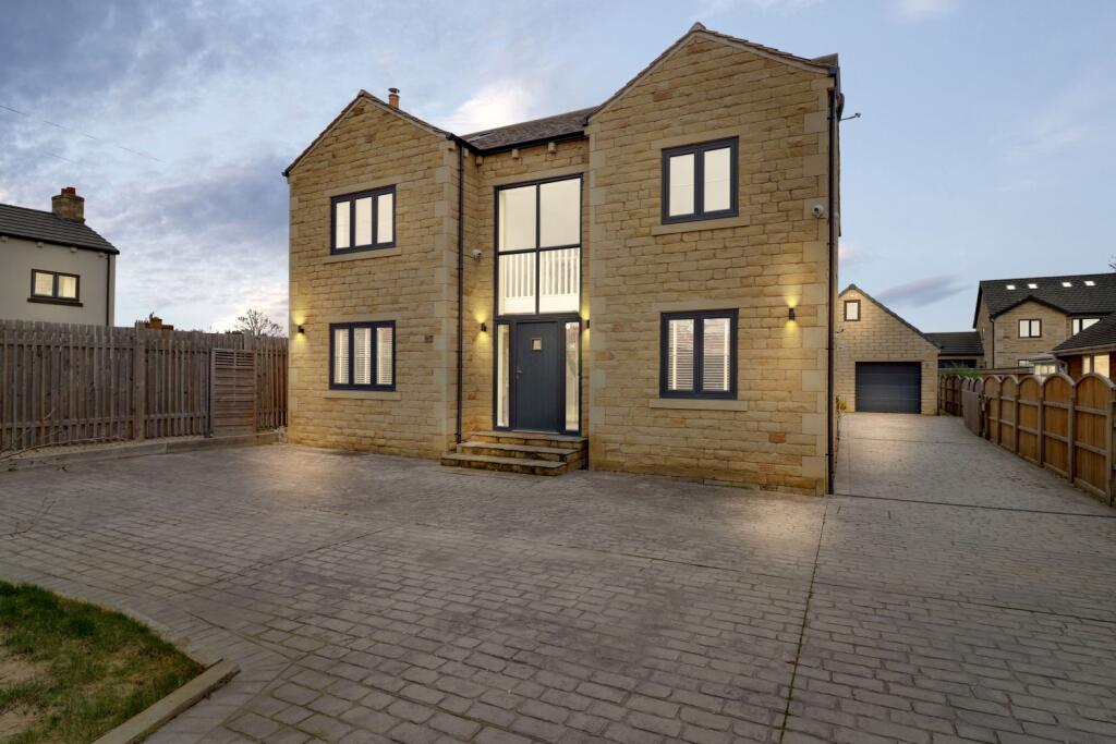 5 bedroom detached house for sale in Field Lane, Wakefield, West
