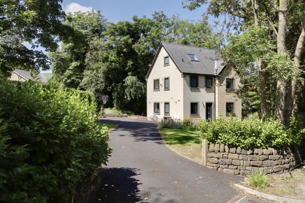 4 bedroom detached house for sale in Pool Bank New Road, Pool in