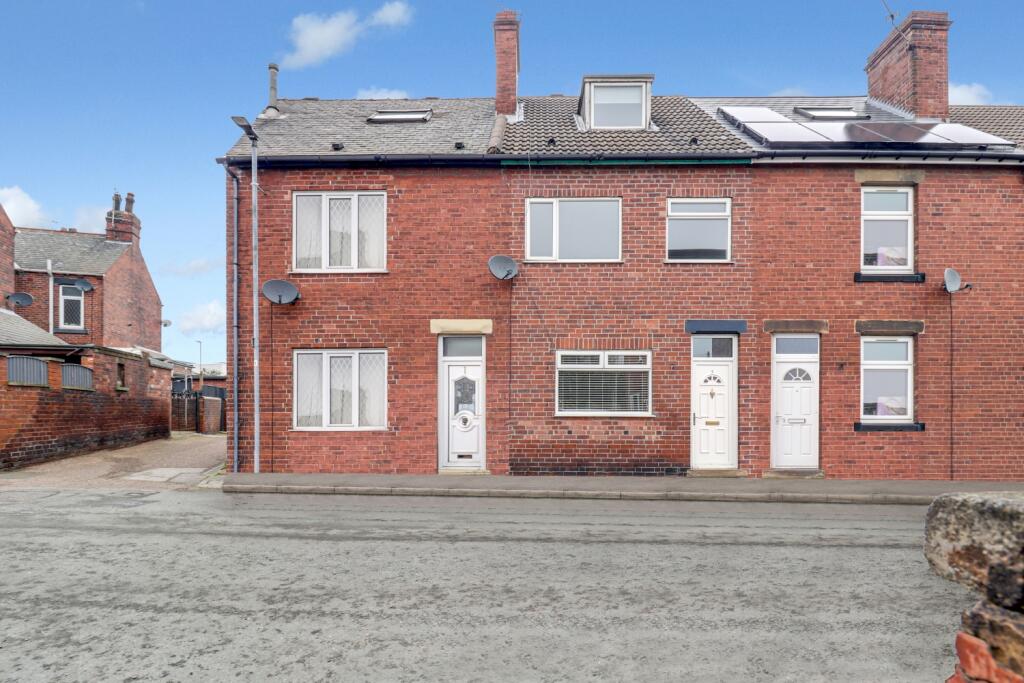 3 bedroom terraced house for sale in Gillann Street, Knottingley, West