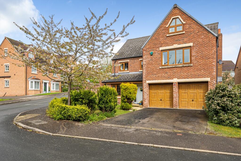 6 bedroom detached house for sale in Post Hill View, Pudsey, LS28