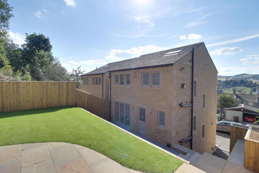 4 bedroom detached house for sale in Cliff Road, Holmfirth, West