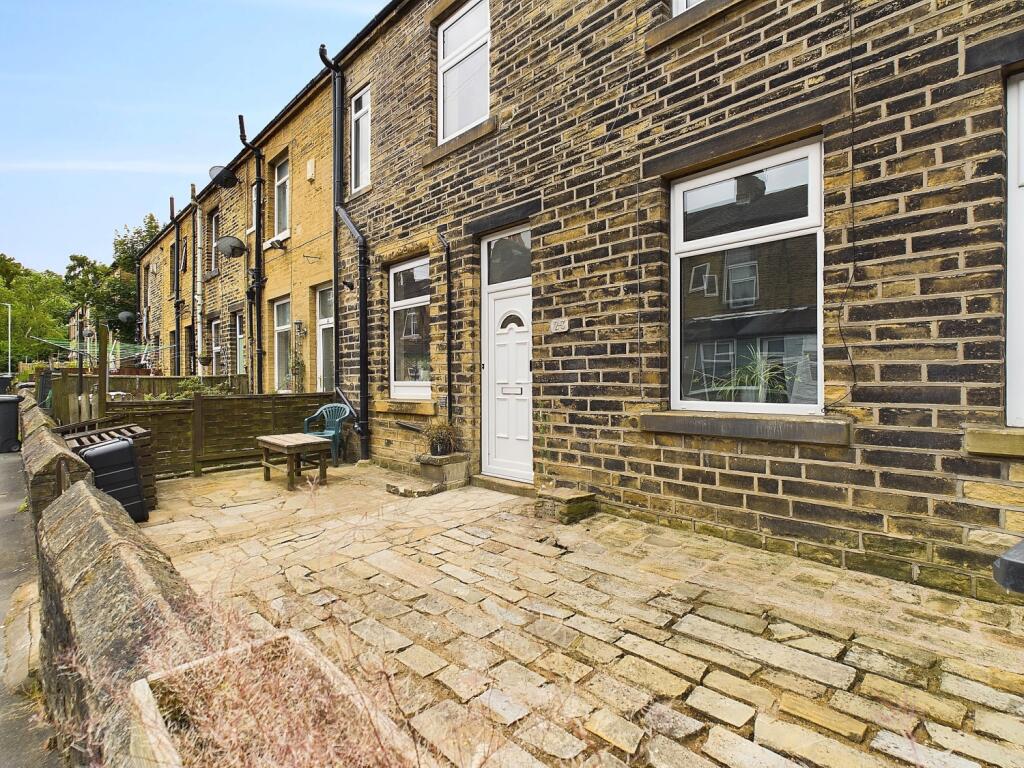 3 bedroom terraced house for sale in Park Place East, Lightcliffe