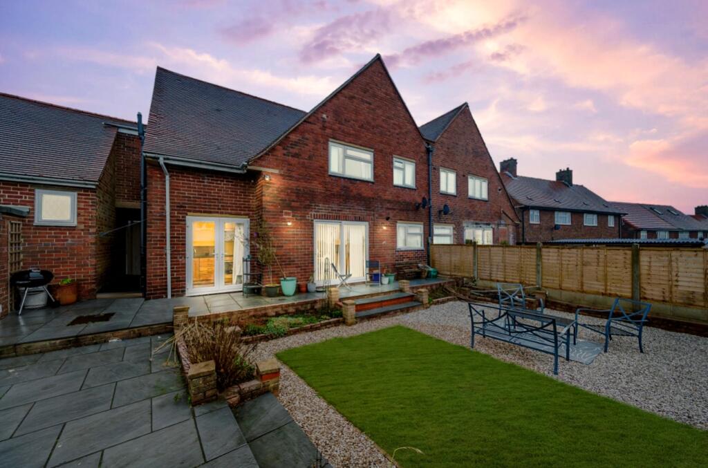 Main image of property: SNAPE HILL CRESCENT, DRONFIELD, DERBYSHIRE, S18