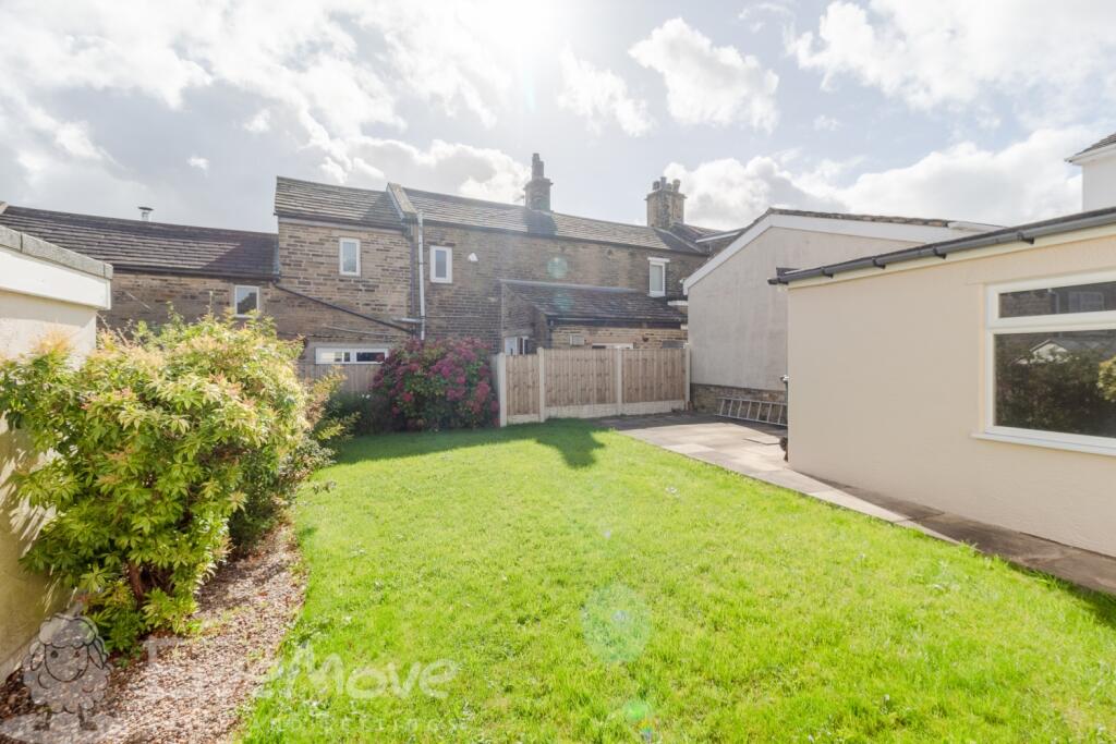 4 bedroom detached house for sale in Hill Croft, Thornton, Bradford