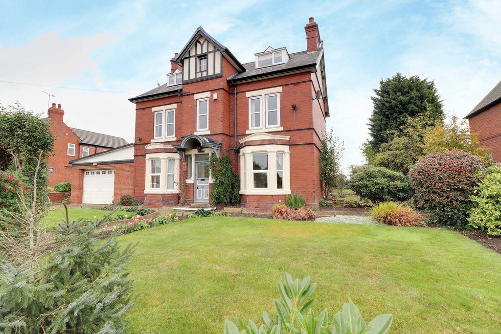 5 bedroom detached house for sale in Pinfold Lane, Methley, Leeds LS26