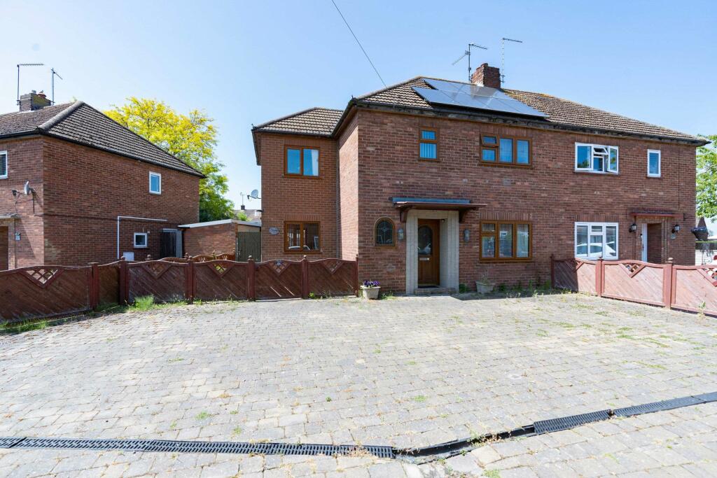 3 bedroom semidetached house for sale in Brownlow Crescent, Pinchbeck