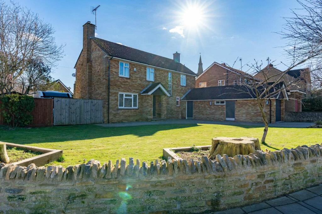 4 bedroom detached house for sale in Hallfields Lane, Gunthorpe