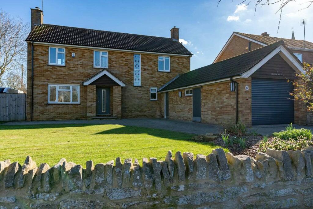 4 bedroom detached house for sale in Hallfields Lane, Gunthorpe
