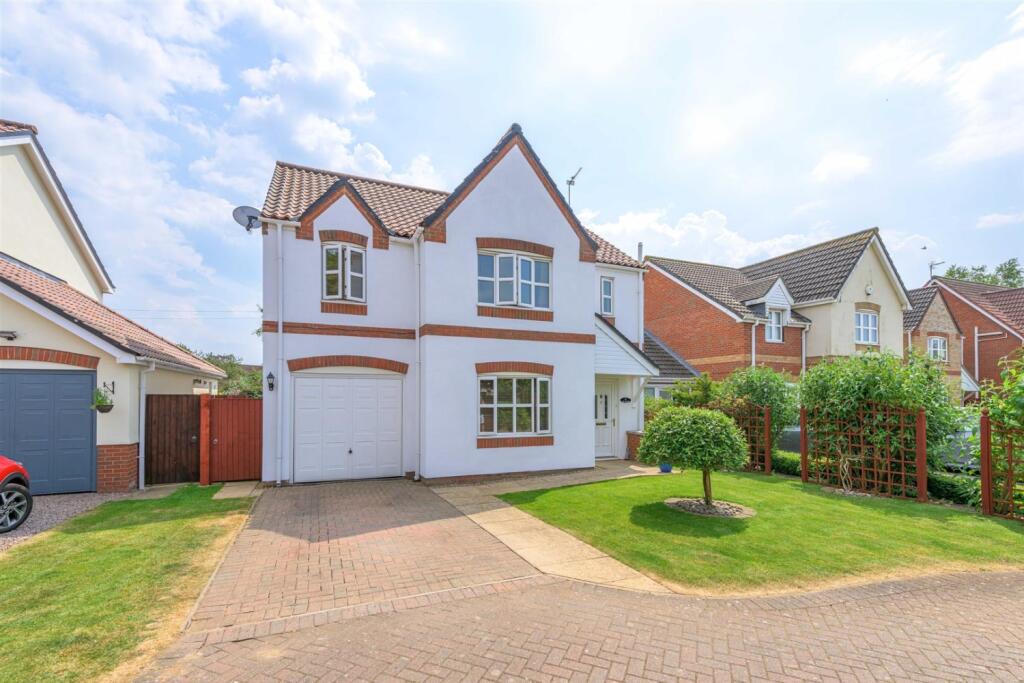 4 bedroom detached house for sale in Oakwood Park, Moulton Seas End