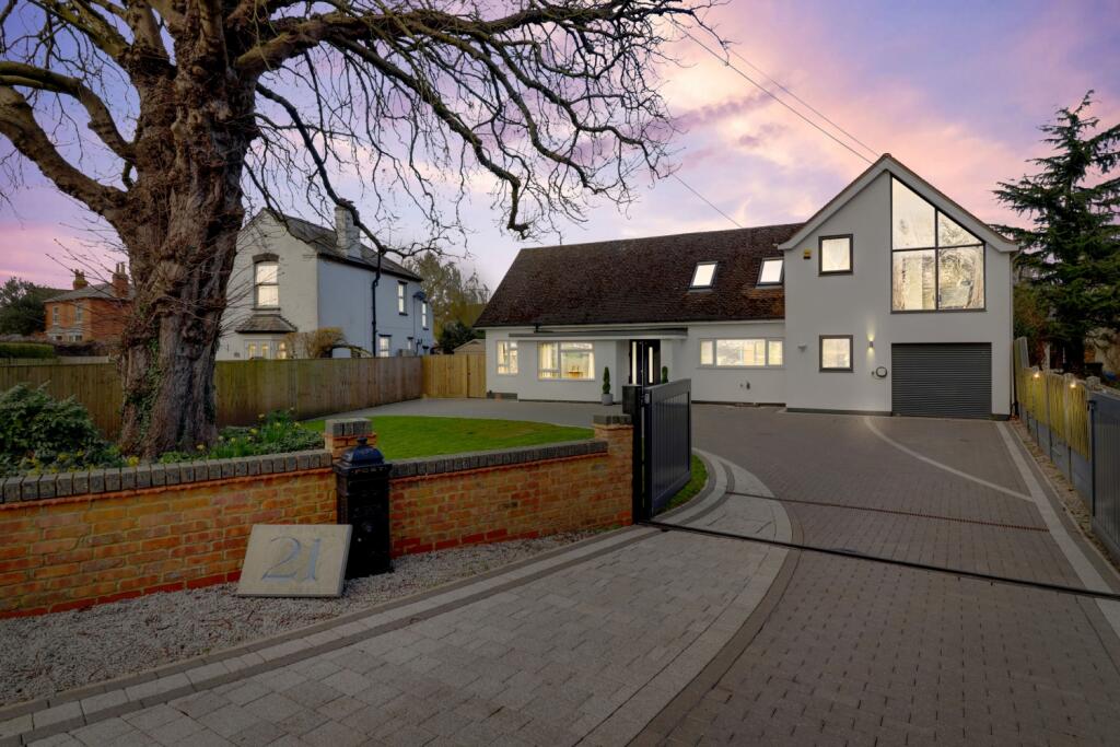 4 bedroom detached house for sale in High Street, Yelvertoft