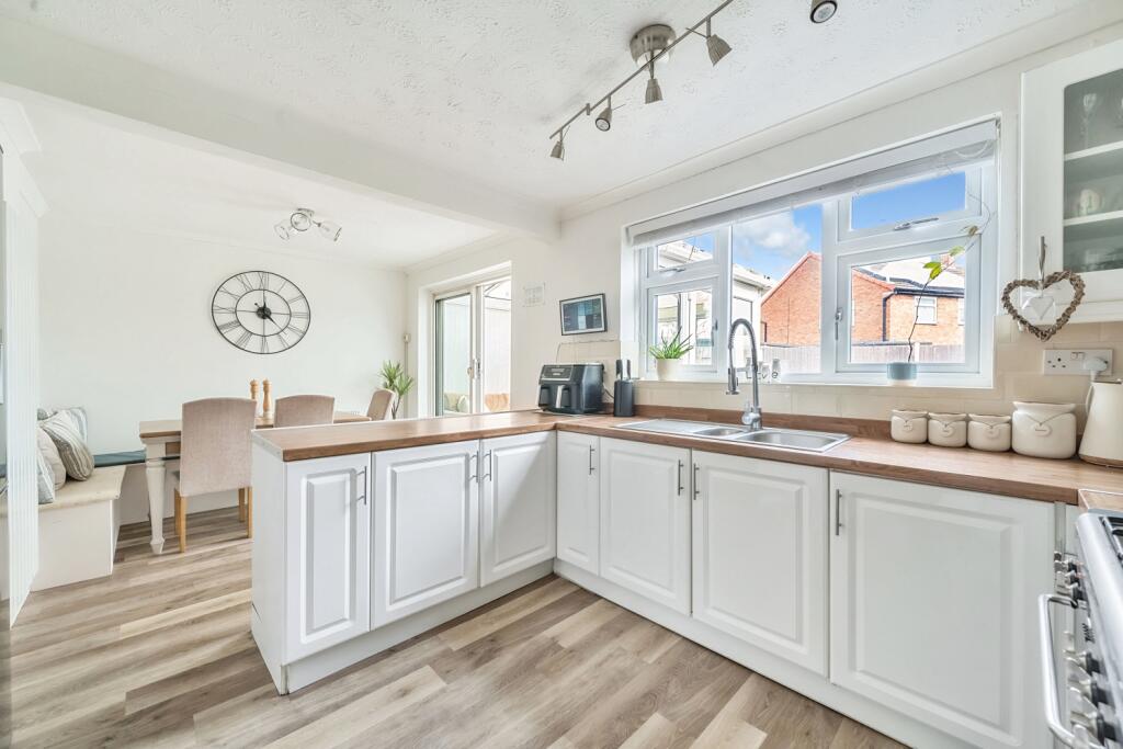 3 bedroom semidetached house for sale in Penryn Drive, Wigston