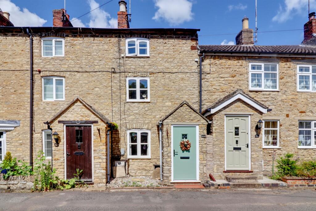 2 bedroom cottage for sale in Main Street, Denton, Northampton