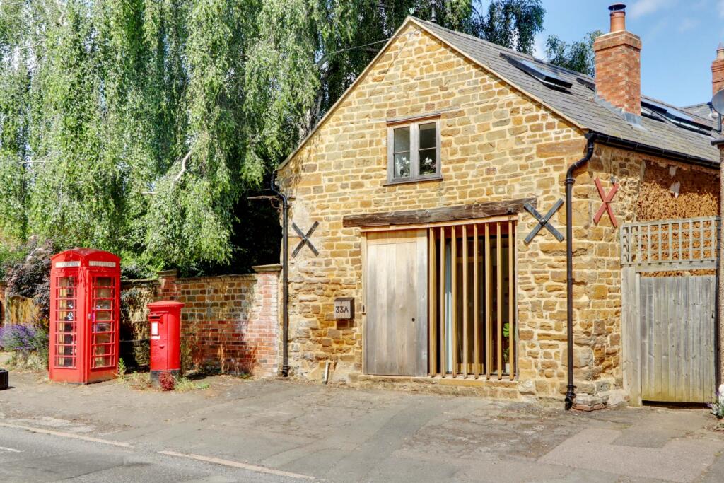 2 bedroom barn conversion for sale in Brixworth Road, Spratton, NN6