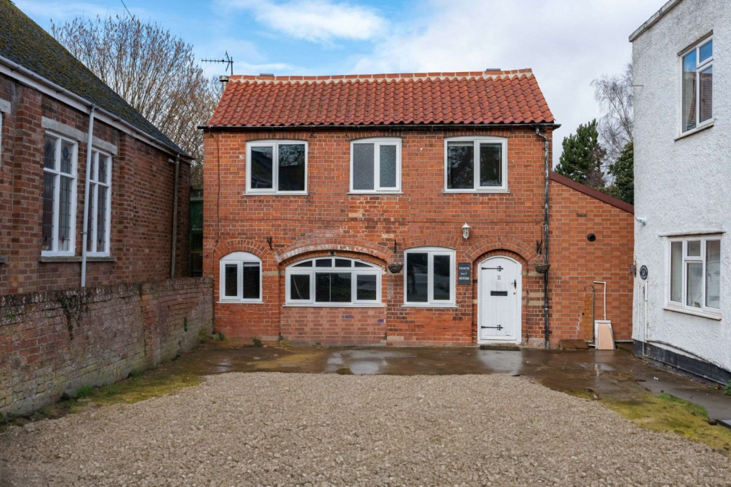2 bedroom coach house for sale in Station Street, Donington, Spalding