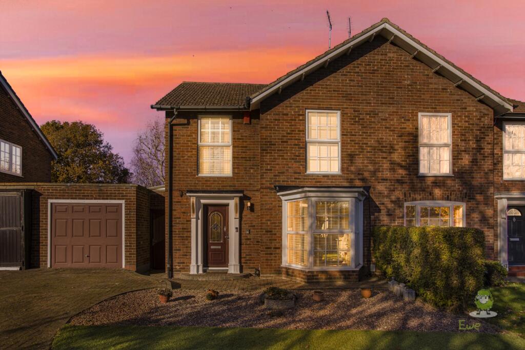 3 bedroom semidetached house for sale in Howlands, Welwyn Garden City